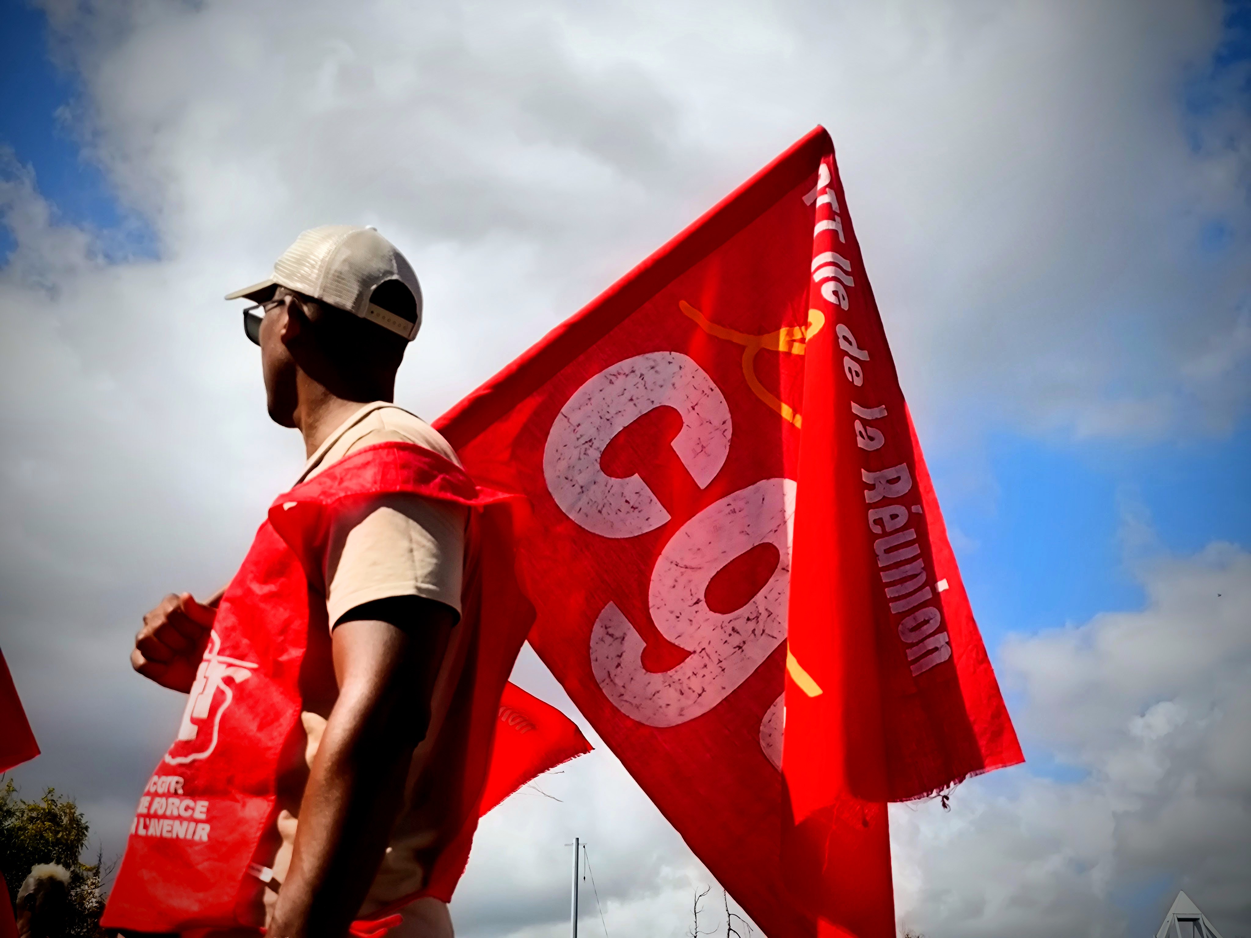 Mobilisation CGTR à La Réunion : drapeau et militant·e